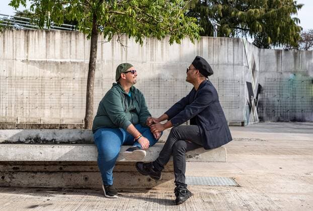  Gay male couple talking and holding hands while sitting on a bench outdoors *** Gay Male COUPLE Talking and Holding Hands while Sitting ON a Bench outdoors Copyright: imageBROKER/ValeriaxVenezia ibxvve08318735.jpg ,model released, Symbolfoto ,property released