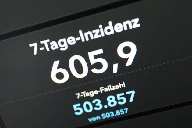 Dashboard des RKI, die 7-Tage-Inzidenz liegt nun bei 605,9 7-Tage-Inzidenz, Dashboard des RKI auf einem Monitor am 26.06.2022 in Siegen Deutschland.