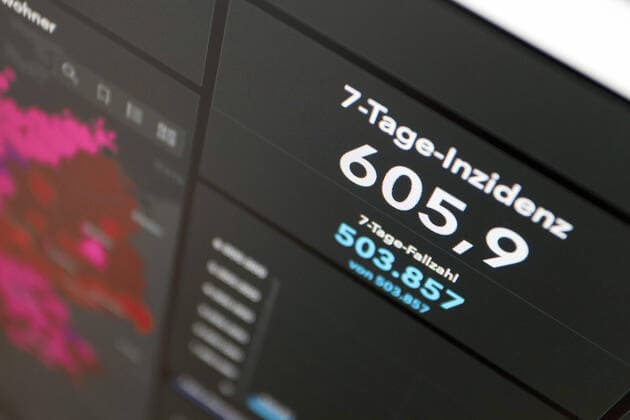 Dashboard des RKI, die 7-Tage-Inzidenz liegt nun bei 605,9 7-Tage-Inzidenz, Dashboard des RKI auf einem Monitor am 26.06.2022 in Siegen Deutschland.