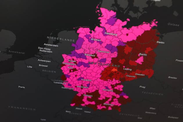 Dashboard des RKI, die 7-Tage-Inzidenz liegt nun bei 605,9 7-Tage-Inzidenz, Dashboard des RKI auf einem Monitor am 26.06.2022 in Siegen Deutschland.