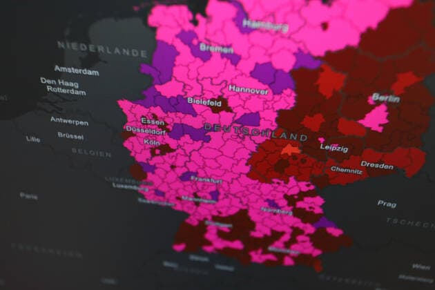 Dashboard des RKI, die 7-Tage-Inzidenz liegt nun bei 605,9 7-Tage-Inzidenz, Dashboard des RKI auf einem Monitor am 26.06.2022 in Siegen Deutschland.