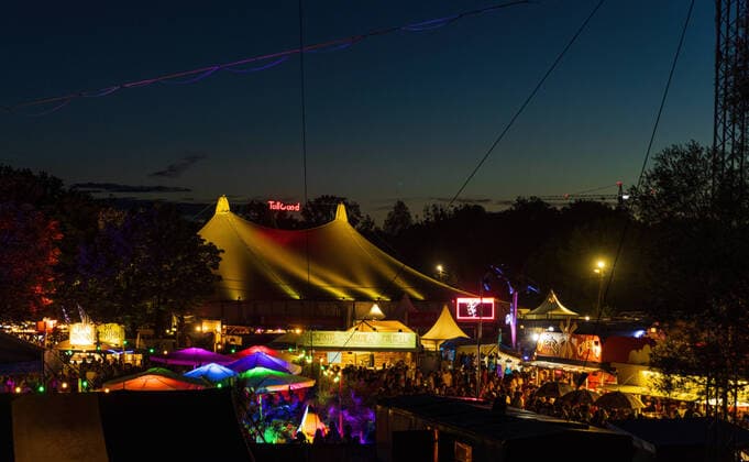 News Themen der Woche KW25 MUNICH, GERMANY - JUNE 26, 2022: The famous Summer-Tollwood Festival at night. After a two year break due to the global pandemic It s back in the Olympiapark in Munich, with concerts, handicraft and food stands and various other popular attractions. Summer-Tollwood Festival in the Olympiapark at night Munich Germany *** MÜNCHEN, DEUTSCHLAND 26. JUNI 2022 Das berühmte Sommer-Tollwood-Festival bei Nacht Nach einer zweijährigen Pause aufgrund der weltweiten Pandemie kehrt es zurück in den Olympiapark in München, mit Konzerten, Kunsthandwerks- und Essensständen und verschiedenen anderen beliebten Attraktionen Sommer-Tollwood-Festival im Olympiapark bei Nacht München Deutschland Copyright: xx