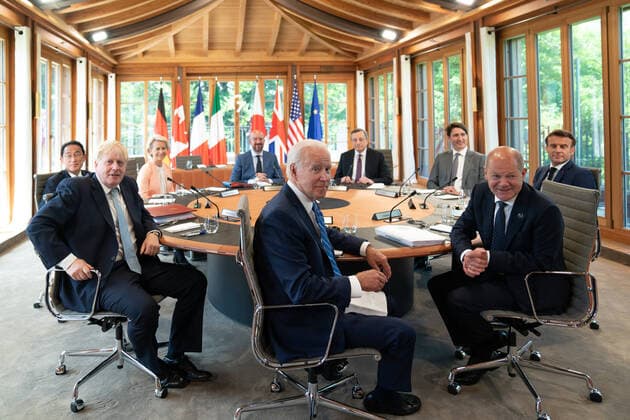 Bilder des Jahres 2022, News 06 Juni News Themen der Woche KW25 News Bilder des Tages G7 Treffen auf Schloss Elmau Aktuell, Schloss Elmau, Olaf Scholz Bundeskanzler Praesidentschaft G7 Deutschland gemeinsam mit Boris Johnson Premierminister Vereinigtes Koenigreich und Joseph Biden Praesident Vereinigte Staaten von Amerika und Charles Michel Praesident Europaeischer Rat und Emmanuel Macron Praesident Frankreich, Fumio Kishida Premierminister Japan Mario Draghi Ministerpraesident Italien bei der Ersten Arbeitssitzung der G7-Staats- und Regierungschefs im Rahmen eines Arbeitsmittagessens beim G7 Treffen auf Schloss Elmau im Rahmen der deutschen Praesidentschaft Schloss Elmau Bayern Deutschland *** G7 Meeting at Elmau Castle Current, Elmau Castle, Olaf Scholz Federal Chancellor Presidency G7 Germ