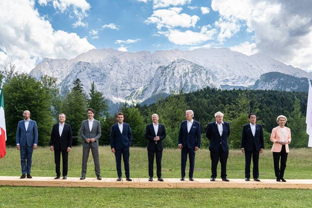 News Bilder des Tages Familienfoto G7 Treffen auf Schloss Elmau Aktuell, 25.06.2022, Schloss Elmau, Charles Michel Praesident Europaeischer Rat, Mario Draghi Ministerpraesident Italien, Justin Trudeau Premierminister Kanada, Emmanuel Macron Praesident Frankreich, Olaf Scholz Bundeskanzler Praesidentschaft G7 Deutschland, Joe Biden Praesident Vereinigte Staaten von Amerika, Boris Johnson Premierminister Vereinigtes Koenigreich, Fumio Kishida Premierminister Japan und Ursula von der Leyen Praesidentin Europaeische Kommission beim Familienfoto der G7-Staats- und Regierungschefs beim G7 Treffen auf Schloss Elmau im Rahmen der deutschen Praesidentschaft Schloss Elmau Bayern Deutschland *** Family photo G7 meeting at Elmau Castle Current, 25 06 2022, Elmau Cas
