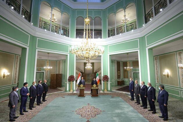 News Themen der Woche KW25 June 26, 2022, Tehran, Tehran, Iran: Iranian President EBRAHIM RAISI (R) and Iraqi prime minister MUSTAFA AL-KADHIMI (L) during a joint press conference at Sa dabad Palace in Tehran, Iran, 26 June 2022. Al-Kadhimi made an unexpected visit to Iran to meet with Iranian officials. Al-Kadhimi made an unannounced visit to Iran. Kadhemi arrived in Tehran after visiting Saudi Arabia, as part of efforts to mediate between the Islamic republic and the Saudi kingdom. Iraq has over the past year hosted five rounds of talks between the two regional rivals which have had no diplomatic ties since 2016. Tehran Iran - ZUMAi98_ 20220626_zih_i98_109 Copyright: xIranianxPresidencyx