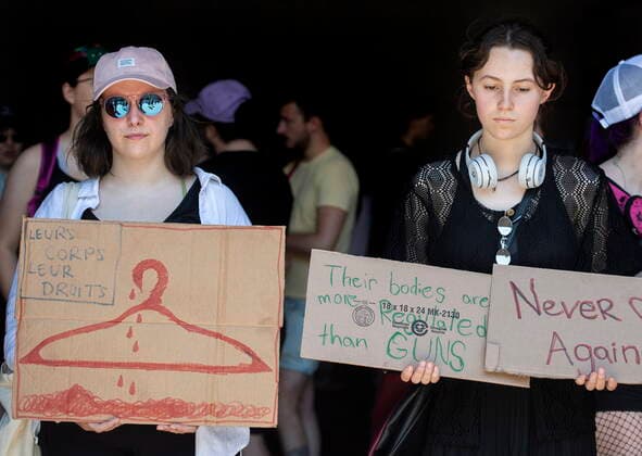 June 26, 2022, Montreal, PQ, Canada: People take part in a protest to denounce the United States Supreme Court s decision to overturn the law that provided the constitutional right to abortion for almost 50 years, in Montreal, Sunday, June 26, 2022. Montreal Canada  - ZUMAc35_ 20220626_zaf_c35_038 Copyright: xGrahamxHughesx