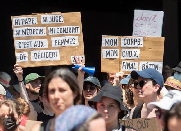 June 26, 2022, Montreal, PQ, Canada: People take part in a protest to denounce the United States Supreme Court s decision to overturn the law that provided the constitutional right to abortion for almost 50 years, in Montreal, Sunday, June 26, 2022. Montreal Canada  - ZUMAc35_ 20220626_zaf_c35_039 Copyright: xGrahamxHughesx