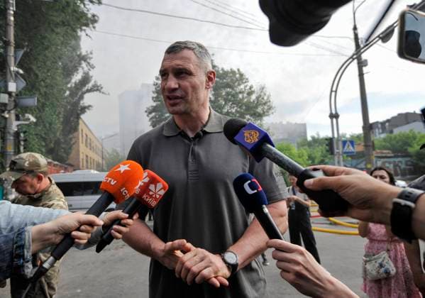 Ukraine-Krieg, Jahrestag der Invasion, Chronologie der Ereignisse, Archivbilder News Bilder des Tages June 26, 2022, Kyiv, Ukraine: Kyiv s mayor Vitali Klitschko speaks with the media not far from the destroyed house, which was damaged as a result of rocket fire from the Russian army. As a result of the morning attack on Kyiv, a rockets hit a nine-floor house and on the territory of the kindergarten. Six persons were injured. One person died. Russia invaded Ukraine on 24 February 2022, triggering the largest military attack in Europe since World War II. Kyiv Ukraine - ZUMAs197 20220626_zaa_s197_094 Copyright: xSergeixChuzavkovx