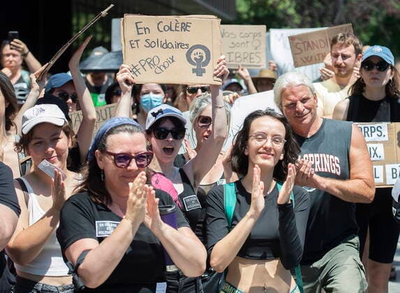June 26, 2022, Montreal, PQ, Canada: People take part in a protest to denounce the United States Supreme Court s decision to overturn the law that provided the constitutional right to abortion for almost 50 years, in Montreal, Sunday, June 26, 2022. Montreal Canada  - ZUMAc35_ 20220626_zaf_c35_041 Copyright: xGrahamxHughesx