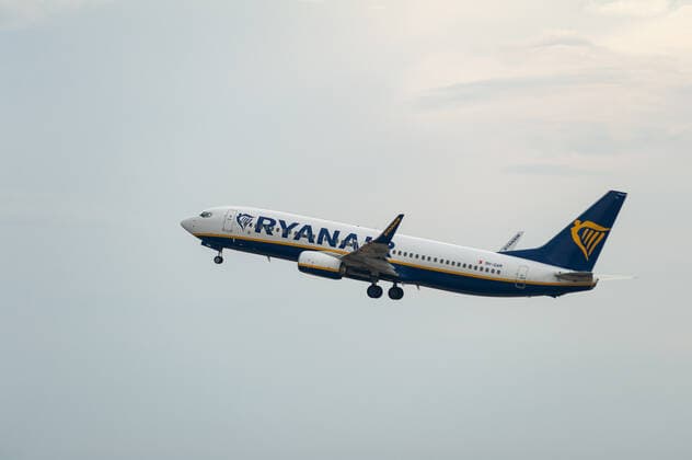 25.06.2022, Berlin, Deutschland, Europa - Ein Passagierflugzeug der Malta Air - Ryanair in der Lackierung der irischen Ryanair vom Typ Boeing 737-800 mit der Registrierung 9H-QAM beim Start vom Flughafen Berlin Brandenburg BER. Malta Air ist eine Billigfluggesellschaft, die von Malta aus operiert und eine Tochtergesellschaft der Ryanair Group ist. Es handelt sich um ein Joint Venture zwischen Ryanair und der Regierung von Malta. *** 25 06 2022, Berlin, Germany, Europe A Malta Air Ryanair passenger aircraft in the livery of the Irish Ryanair of type Boeing 737 800 with registration 9H QAM taking off from Berlin Brandenburg Airport BER Malta Air is a low cost airline operating from Malta and is a subsidiary of the Ryanair Group It is a joint