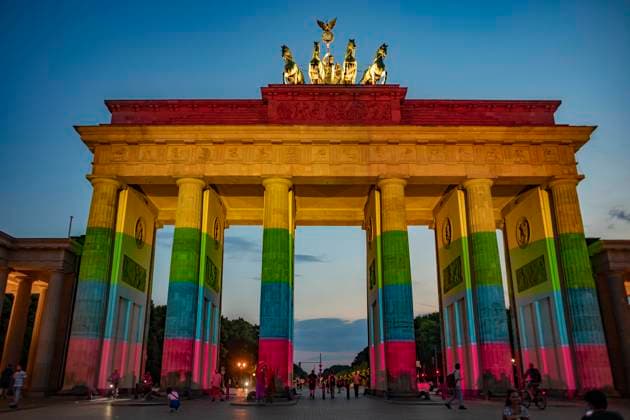 Bilder des Jahres 2022, News 06 Juni News Themen der Woche KW25 News Bilder des Tages Brandenburger Tor wird in Regenbogenfarben angestrahlt, Nach dem mutmaßlich islamistischen Terroranschlag auf einen Osloer Queer-Club, wurde das Brandenburger Tor als Zeichen der Solidarität mit dem Opfern in den Regenbogenfarben am Sonntagabend angestrahlt. Berlin steht als Regenbogenhauptstadt an der Seite der Menschen in Oslo und ganz Norwegen, die trauern, sagte die Regierende Bürgermeisterin von Berlin, Franziska Giffey. Berlin Berlin Deutschland *** Brandenburg Gate is illuminated in rainbow colors, After the suspected Islamist terrorist attack on an Oslo queer club, the Brandenburg Gate was illuminated in the colors of the rainbow on Sunday evening as a sign of solidarity with the victims Berlin stands as a rainbow capital at