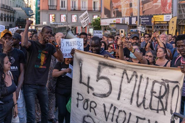 Bilder des Jahres 2022, News 06 Juni News Themen der Woche KW25 News Bilder des Tages June 26, 2022, Madrid, Spain: Serigne Mbaye, Podemos deputy in the Madrid Assembly, in Plaza Callao chants slogans during the rally. The Madrid Anti-Racist Movement, Assembly and RegularizacionYa organised a rally against the massacre in Melilla..At least 37 people died on Friday in an attempt to jump the fence of the autonomous city, the greatest tragedy recorded at this border. They died from suffocation or crushing, although several deaths occurred when they fell from the top of the fence. Madrid Spain - ZUMAs197 20220626_zaa_s197_191 Copyright: xGuillermoxGutierrezx