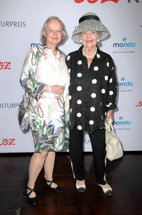 Ulla Klingbeil mit ihrer Nichte Marina Mühl bei der außerordentlichen Verleihung vom B.Z. Kulturpreis 2022 im Kino International. Berlin, 26.06.2022