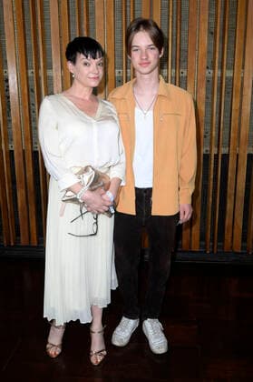 Egon Werler mit Mutter Ute Werler bei der außerordentlichen Verleihung vom B.Z. Kulturpreis 2022 im Kino International. Berlin, 26.06.2022