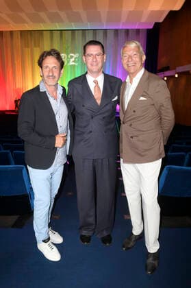 Falk-Willy Wild, Andrej Hermlin und Jo Groebel bei der außerordentlichen Verleihung vom B.Z. Kulturpreis 2022 im Kino International. Berlin, 26.06.2022