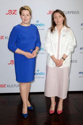 Entertainment Themen der Woche KW25 Entertainment Bilder des Tages Franziska Giffey und Maryna Er Gorbach bei der außerordentlichen Verleihung vom B.Z. Kulturpreis 2022 im Kino International. Berlin, 26.06.2022 *** Franziska Giffey and Maryna Er Gorbach at the extraordinary award ceremony of the B Z Culture Award 2022 at the Kino International Berlin, 26 06 2022 Foto:xF.xKernx xFuturexImage