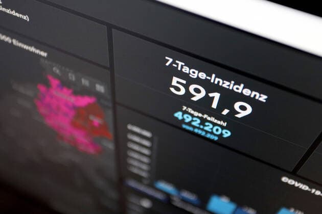 Dashboard des RKI, die 7-Tage-Inzidenz liegt nun bei 591,9 7-Tage-Inzidenz, Dashboard des RKI auf einem Monitor am 27.06.2022 in Siegen Deutschland.