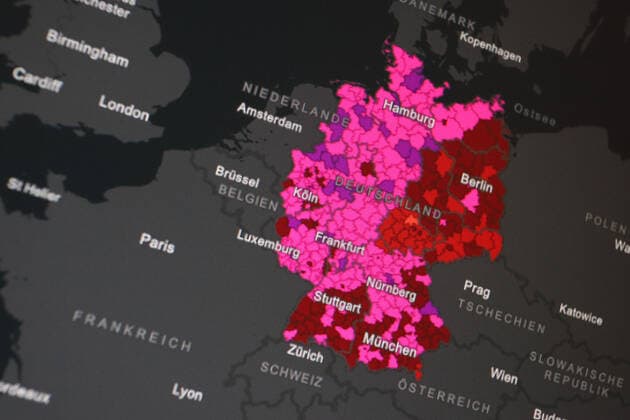 Dashboard des RKI, die 7-Tage-Inzidenz liegt nun bei 591,9 7-Tage-Inzidenz, Dashboard des RKI auf einem Monitor am 27.06.2022 in Siegen Deutschland.