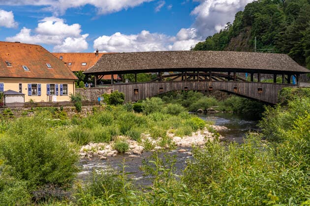 Holzbrücke Forbach Die gedeckte Holzbrücke über den Fluss Murg in Forbach, Murgtal, Schwarzwald, Baden-Württemberg, Deutschland The covered wooden bridge over Murg river in Forbach, Murg Valley, Black Forest, Baden-Württemberg, Germany *** Wooden bridge Forbach The covered wooden bridge over Murg river in Forbach, Murg Valley, Black Forest, Baden Württemberg, Germany The covered wooden bridge over Murg river in Forbach, Murg Valley, Black Forest, Baden Württemberg, Germany