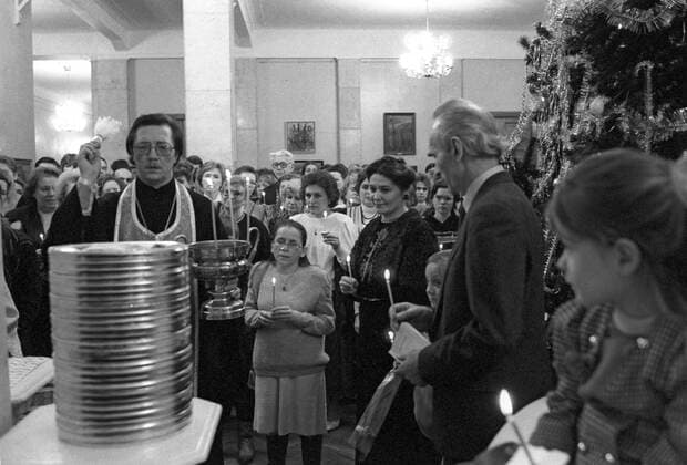 Father Sergy sanctifying film 773772 30.12.1992 The presentation of Natalya Bondarchuk s film Lord! Hear My Prayer! Father Sergy sanctifying the film. December 30, 1992. Moscow. Viktor Chernov Sputnik Moscow Russia  Copyright: xViktorxChernovx
