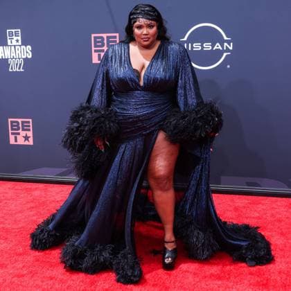 Berühmte Feministinnen, Lizzo BET Awards 2022 - Arrivals American singer Lizzo wearing a custom Gucci feathered gown arrives at the BET Awards 2022 held at Microsoft Theater at L.A. Live on June 26, 2022 in Los Angeles, California, United States. Microsoft Theater at LA Live, Los Angeles, California California United States  Copyright: xImagexPressxAgencyx originalFilename: collin-betaward220627_npgGq.jpg