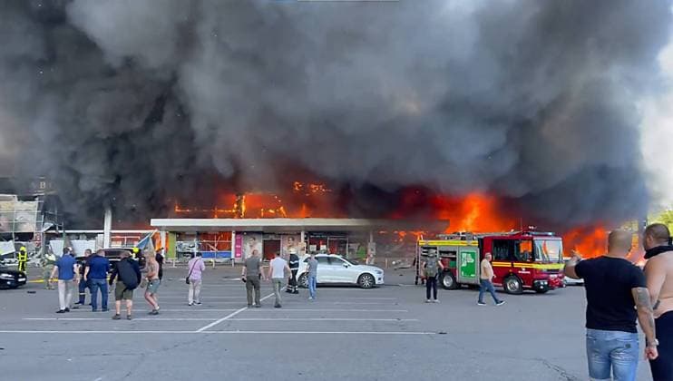 Ukraine-Krieg, Jahrestag der Invasion, Chronologie der Ereignisse, Archivbilder Bilder des Jahres 2022, News 06 Juni News Themen der Woche KW26 News Bilder des Tages June 27, 2022, Kremenchuk, Ukraine: In a handout photo taken from video provided by firefighters work to put out the fire in a mall hit by a Russian missile strike in the eastern Ukrainian city of Kremenchuk. Ukrainian officials say that more than 1,000 civilians were inside at the time of the attack and that scores of civilians are feared killed or injured after the Russian missile strike. Kremenchuk Ukraine - ZUMAz03_ 20220627_int_z03_040 Copyright: xUkrainianxStatexEmergencyxServicex