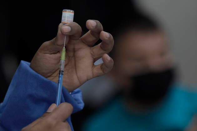 Vaccination Of Children Aged 5 To 11 Years Against COVID-19 Begins In Mexico City Medical staff prepare syringes before vaccinating a group of children under 11 years of age against COVID-19 with the Pfizer-BioNTech biologic inside the Centro de Salud T-III Dr. Juan Duque de Estrada in Mexico City. Mexico City Mexico City Mexico  Copyright: xGerardoxVieyrax originalFilename: vieyra-notitle220627_npqCf.jpg