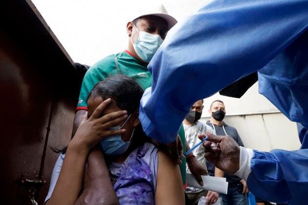 News Bilder des Tages June 27, 2022, Mexico City, Mexico City, Mexico: June 27, 2022, Mexico City, Mexico: A child receives a Pfizer dose against Covid-19 disease during the mass vaccination campaign for children of 10 and 11-year-olds inside at the Dr. Juan Duque de Estrada Health Center. On Jun 27, 2022 In Mexico City, Mexico. Mexico City Mexico - ZUMAe321 20220627_zia_e321_011 Copyright: xLuisxBarronx xEyepixxGroupx