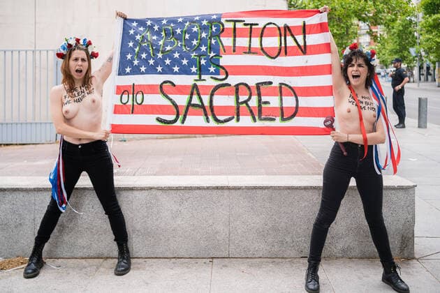News Themen der Woche KW26 News Bilder des Tages June 27, 2022, Madrid, Spain: Two FEMEN activists protesting topless with an abortion is sacred banner, in front of the US embassy in Madrid, against the decision of the US Supreme Court against the voluntary interruption of pregnancy. The activists showed their breasts and carried a banner that reads abortion is sacred. Madrid Spain - ZUMAs197 20220627_zaa_s197_118 Copyright: xDiegoxRadamesx