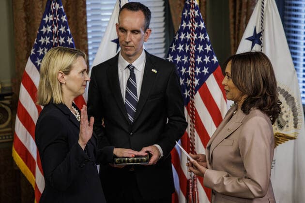News Themen der Woche KW26 News Bilder des Tages US Vice President Kamala Harris (R) swears in Bridget Brink (L), US ambassador to Ukraine, in the Vice President s Ceremonial Office in Washington, DC on Monday, June 27, 2022. Brink was confirmed by the US Senate on May 18.  WAX20220627204 SamuelxCorum