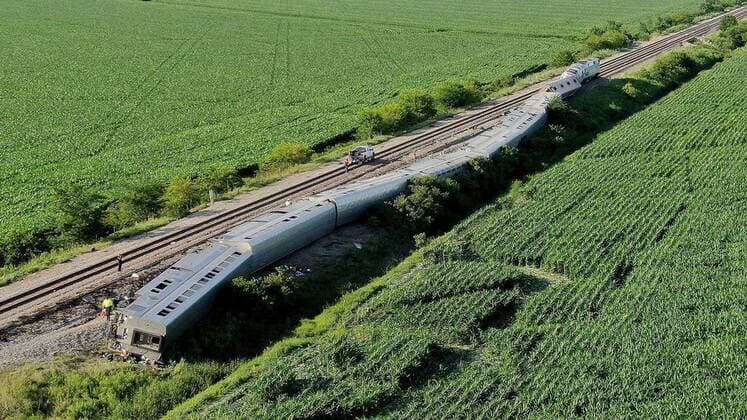 Bilder des Jahres 2022, News 06 Juni News Themen der Woche KW26 News Bilder des Tages June 27, 2022, Mendon, Missouri, USA: Several cars of an Amtrak train traveling from Los Angeles to Chicago derailed Monday afternoon after it struck a dump truck at a crossing in northern Missouri, Amtrak announced. More than 200 people were on board the train at the time of the crash, which was first reported at about 12:43 p.m. near Mendon, Missouri, according to the Missouri State Highway Patrol. Three people were killed in the crash, the patrol said, including two people on the train and one person in the dump truck. Mendon USA - ZUMA 20220627_mda_m67_043 Copyright: xRichxSuggx