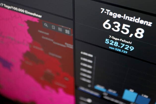 Dashboard des RKI, die 7-Tage-Inzidenz liegt nun bei 635,8 7-Tage-Inzidenz, Dashboard des RKI auf einem Monitor am 28.06.2022 in Siegen Deutschland.