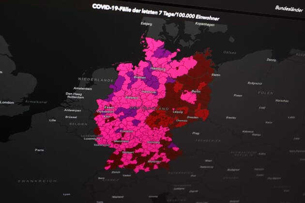 Dashboard des RKI, die 7-Tage-Inzidenz liegt nun bei 635,8 7-Tage-Inzidenz, Dashboard des RKI auf einem Monitor am 28.06.2022 in Siegen Deutschland.