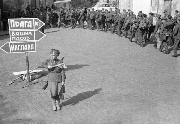 WWII TRAFFIC POLICEWOMAN PRAGUE 1170 06.05.1945 A Soviet traffic policewoman in France. Sputnik Prague Czechoslovakia  Copyright: xx