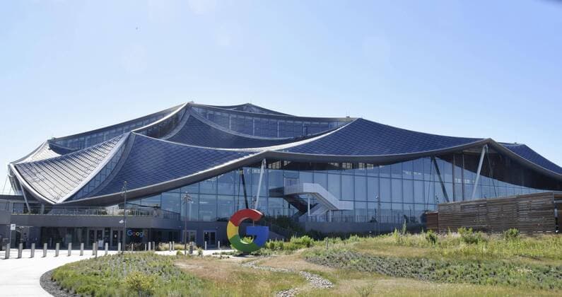 Bilder des Jahres 2022, News 06 Juni News Themen der Woche KW26 Google s new campus in Mountain View, Calif. Google s newly opened campus in Mountain View, California, whose roofs are covered with solar panels, is pictured on June 27, 2022.  A14AA0001306944P