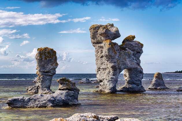 Creative Highlights World Kalksteinsäule, Felsentor, Figur Hund, Raukar im ehemaligen Hafenbecken Gamle Hamn oder Gamla hamn, Insel Farö, Farö, Gotland, Ostsee, Schweden, Europa *** limestone pillar, rock gate, Figure Dog, raukar at former Port basin Gamle Hamn Or Gamla ham, Island Faroe, Faroe, gotland, Baltic Sea, Sweden, Europe Copyright: imageBROKER/AngelaxtoxRoxel ibxato08340626.jpg