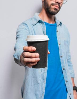  Nahaufnahme einer Person, die einen Kaffee zum Mitnehmen anbietet, Junger Mann, der der Kamera einen Kaffee zum Mitnehmen anbietet, Hübscher Mann, der einen Kaffee zum Mitnehmen hält, isoliert *** Close-up a Person, the a Coffee to take with you offers Youngster Man, the the Camera a Coffee to take with you offers prettier Man, the a Coffee to take with you holds, isolated Copyright: imageBROKER/IsaixHernandez ibxiih08337339.jpg ,model released, Symbolfoto ,property released