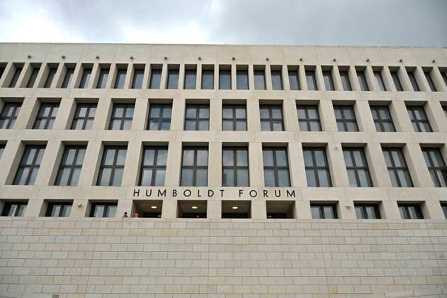 Humboldt Forum in Berlin (Foto vom 25.06.2022). Das Humboldt Forum im Berliner Schloss ist ein Kulturforum und Universalmuseum auf der Spreeinsel in der Historischen Mitte Berlins, Ortsteil Mitte im gleichnamigen Bezirk. Das Gebaeude soll in Erinnerung an das geistige Erbe Alexander und Wilhelm von Humboldts mehrere museale Sammlungen aus aller Welt ? u. a. der Dahlemer Museen ? zusammenfuehren, Veranstaltungsraeume fuer Wissenschaft und Kultur bieten, die Museumsinsel ergaenzen, ueber die Schlossgeschichte informieren und zugleich der Wiederherstellung eines Hauptbezugspunktes der deutschen Geschichte und des historischen Stadtbildes von Berlin-Mitte dienen Humboldt Forum in Berlin
