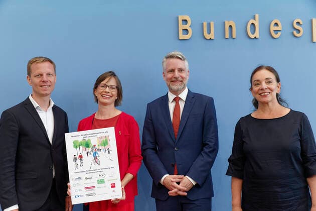 News Themen der Woche KW26 News Bilder des Tages Bündnis fordert Straßenverkehrsrecht für alle 2022-06-28, Deutschland, Berlin. Bundespressekonferenz: Ein breites Aktionsbündnis fordert vom Bundesverkehrsminister ein modernes Straßenverkehrsrecht für alle. Im Bild v.l. Prof. Dr. Kai Niebert, Präsident Deutscher Naturschutzring (DNR),Ann-Kathrin Schneider, ADFC-Bundesgeschäftsführerin, Rechtsanwalt Dr. Roman Ringwald, und Marion Jungbluth, Leiterin Team Mobilität und Reisen Verbraucherzentrale Bundesverband (VZBV). *** Alliance demands road traffic law for all 2022 06 28, Germany, Berlin Federal Press Conference A broad action alliance demands from the Federal Minister of Transport a modern road traffic law for all In the picture f l Prof Dr Kai Niebert, President Deutscher Na