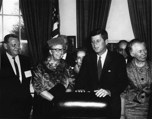 Berühmte Feministinnen, Eleanor Roosevelt Meeting with President s Commission on the Status of Women, 10:05AM. President John F. Kennedy meets with members of the President s Commission on the Status of Women in the Oval Office, White House, Washington, D.C. (L-R) Secretary-Treasurer of American Federation of Labor and Congress of Industrial Organizations (AFL-CIO), William F. Schnitzler; Chairwoman of the President s Commission on the Status of Women, Eleanor Roosevelt; Chairman of the Civil Service Commission, John W. Macy, Jr.; Representative Edith Green of Oregon; President Kennedy; Vice-chairman of the President s Commission on the Status of Women, Dr. Richard A. Lester; Assistant Secretary of Labor for Labor Standards, Esther Peterson. Copyright: xpiemagsx