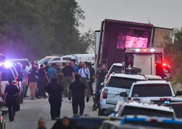 Bilder des Jahres 2022, News 06 Juni News Themen der Woche KW26 June 27, 2022, San Antonio, Texas, USA: Emergency personnel survey the scene where possibly as many as 50 people have died in a trailer near Quintana Road at Cassin San Antonio. The discovery in Texas may prove to be the deadliest tragedy among thousands of people who have died attempting to cross the US border from Mexico in recent decades. Mexico™s foreign minister, Marcelo Ebrard, said that among the dead were at least 22 from Mexico, seven from Guatemala, and two from Honduras. The nationalities of at least 19 others who died had not been identified. San Antonio USA - ZUMAa27_ 20220627_znn_a27_006 Copyright: xSanxAntonioxExpress-Newsx