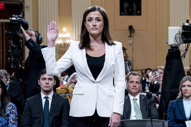 Bilder des Jahres 2022, News 06 Juni News Themen der Woche KW26 News Bilder des Tages Cassidy Hutchinson, former aide to Trump White House chief of staff Mark Meadows, is sworn in to testify as the House select committee investigating the Jan. 6 attack on the U.S. Capitol holds a hearing at the Capitol in Washington, Tuesday, June 28, 2022. Pool  WAX20220628204 AndrewxHarnik