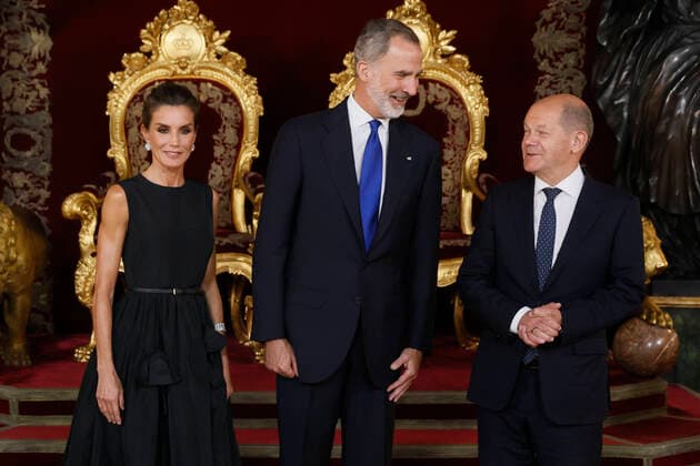 Bilder des Jahres 2022, Entertainment 06 Juni Entertainment Themen der Woche KW26 Entertainment Bilder des Tages Spain s King Felipe VI (C) and Queen Letizia (L) greet German Chancellor Olaf Scholz (R) during a royal reception for Heads of Governments and States held at the Royal Palace, in Madrid, Spain, 28 June 2022. Heads of States and Governments from NATO s member countries and key partners are gathering in Madrid to discuss important issues facing the Alliance and endorse NATO s new Strategic Concept, the Organization said. Spain s King Felipe VI reception at Royal Palace in Madrid !ACHTUNG: NUR REDAKTIONELLE NUTZUNG!  Copyright: xJUANJOxMARTINx(es-ES)x GRAF9694 20220628-4e9bd2643d5c0320792101637d4b49832c6f8020