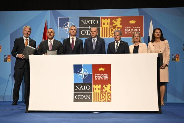 Bilder des Jahres 2022, News 06 Juni News Themen der Woche KW26 News Bilder des Tages Turkey agrees to back Sweden s and Finland s application for NATO membership at the NATO summit in Madrid. From left: Finnish Foreign Minister Pekka Haavisto, Turkish Foreign Minister Mevlüt Çavusoglu, NATO Secretary General Jens Stoltenberg, Turkish President Recep Tayyip Erdogan, Finnish President Sauli Niinistö, Swedish Prime Minister Magdalena Andersson and Swedish Foreign Minister Ann Linde. Madrid, Spain, 28 June 2022 MADRID SPAIN x10060x *** Turkey agrees to back Sweden s and Finland s application for NATO membership at the NATO summit in Madrid From left Finnish Foreign Minister Pekka Haavisto, Turkish Foreign Minister Mevlüt Çavusoglu, NATO Secretary General Jens Stoltenberg, Turkish President Recep Tayyip Erdogan, Finnish Pre  Copyright: xHenrikxMontgomery TTx SWEDEN-FINLAND TURKEY NATO SUMMIT