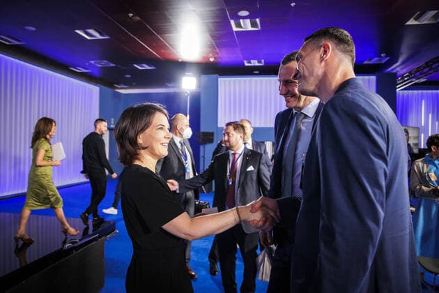 Annalena Baerbock, Bundesaussenministerin, beim NATO Public Forum 2022 bei einer Panel-Diskussion zum Thema Steigende Temperaturen, Steigende Spannungen: Klimawandel und Allianzsicherheit . Hier zusammen mit Vitali Klitschko und Wladimir Klitschko. Madrid, 28.06.2022. Madrid Spain *** Annalena Baerbock, German Foreign Minister, at the NATO Public Forum 2022 during a panel discussion on Rising Temperatures, Rising Tensions Climate Change and Alliance Security Here together with Vitali Klitschko and Wladimir Klitschko Madrid, 28 06 2022 Madrid Spain Copyright: xJaninexSchmitz photothek.dex