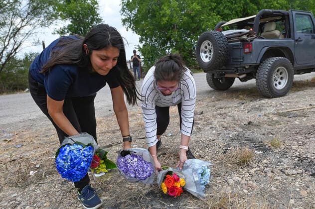 June 28, 2022, San Antonio, TX, USA: Delilah Hernandez, left, and her mother, Marissa, lay flowers on Tuesday, June 28, 2022, at the site where 50 immigrants died as a result of heat in a trailer on Monday. San Antonio USA - ZUMAa27_ 20220628_znn_a27_010 Copyright: xSanxAntonioxExpress-Newsx