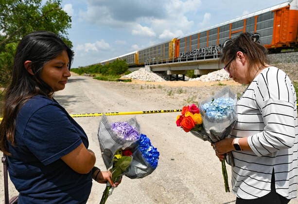 June 28, 2022, San Antonio, Texas, USA: DELILAH HERNANDEZ, left, and her mother, MARISSA, hold flowers on Tuesday, for the 50 immigrants who died as a result of heat in a trailer on Monday. San Antonio USA  - ZUMAa27_ 20220628_znn_a27_008 Copyright: xSanxAntonioxExpress-Newsx