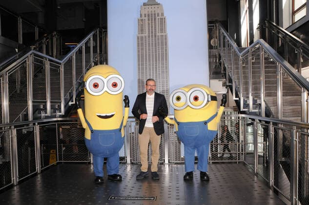 Bilder des Jahres 2022, Entertainment 06 Juni Entertainment Themen der Woche KW26 Entertainment Bilder des Tages June 28, 2022, New York, NY, United States: Steve Carell and Minions visit the Empire State Building to celebrate Minions: The Rise of Gru in New York City. New York United States - ZUMAs197 20220628_zaa_s197_190 Copyright: xEfrenxLandaosx