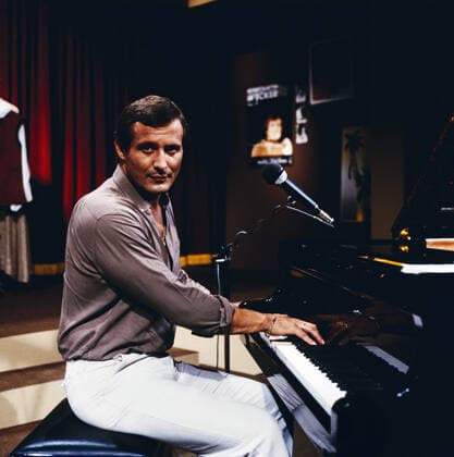 KONSTANTIN WECKER Konstantin Wecker, deutscher Musiker, Pianist, Liedermacher, Sänger, Filmkomponist, Schauspieler, Kabarettist, ein Multitalent, hier bei seinem Auftritt in der ZDF-Kultur-Miniserie: Nichts Neues unter der Sonne, Deutschland, 1984. Konstantin Wecker, German musician, pianist, singer-songwriter, film composer, cabaret artist, actor, a multi-talent and all-rounder, here during his appearance in the ZDF Culture miniseries: Nichts Neues unter der Sonne, Germany, 1984, Deutschland Copyright: kpa UnitedArchives55042196 EDITORIAL USE ONLY