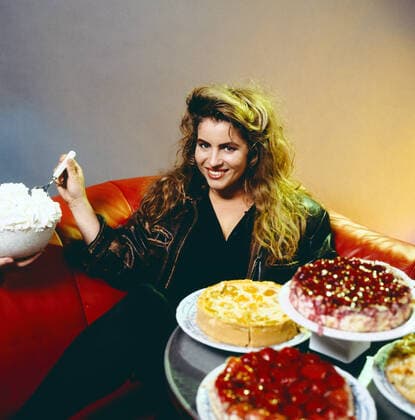 DIE ROTE COUCH Die Rote Couch, ZDF Unterhaltungsmagazin über Lebensarten und Gefühle, im Mittelpunkt ist eine rote Couch, Deutschland, 1992, hier Angelia Müller auf der roten Couch, sie ist Model und lässt sich Kuchen und Torten dennoch schmecken. Rote Couch, TV Entertainment magazine about lifestyles and feelings, centred on a red couch, Germany, 1992, here Angelia Mueller on the red couch, she is a model and still enjoys her cakes and tarts., München Deutschland Copyright: kpa UnitedArchives55042312 EDITORIAL USE ONLY
